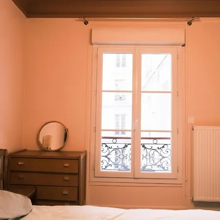 Appartamento Authentic Flat Near Montmartre Parigi
